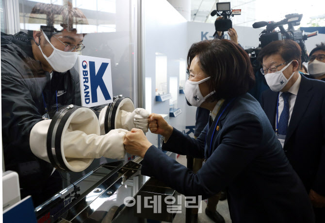 [포토] 무균대 주먹악수하는 박영선 장관