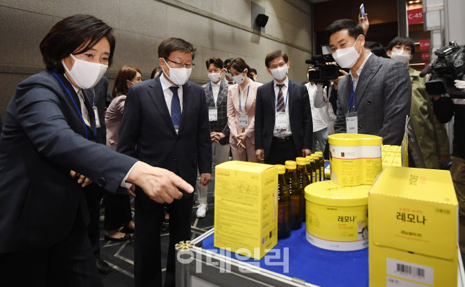 [포토] 브랜드K 품평회 둘러보는 박영선 장관