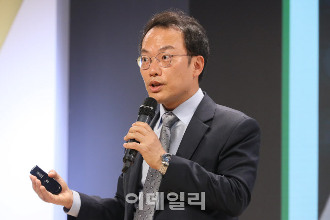 [포토]여준상 교수, 코로나19 이후를 생각하자