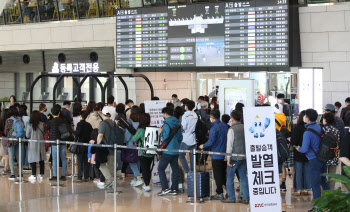 ‘황금연휴’ 비행기·철도 예약 증가…방역당국 초긴장