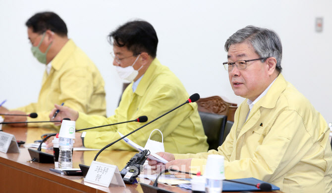 [포토]'제1차 고용위기 대응반 회의' 주재하는 이재갑 고용노동부 장관