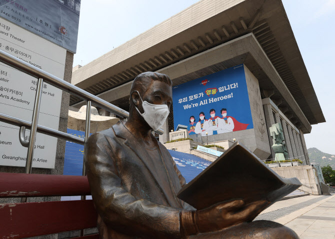 해외에선 의사가 알몸시위까지…한국은 의료진 감염 243명 '선방'
