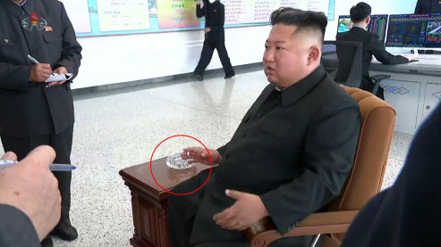 돌아온 김정은, 간부 앞 줄담배…사망설 무색했다