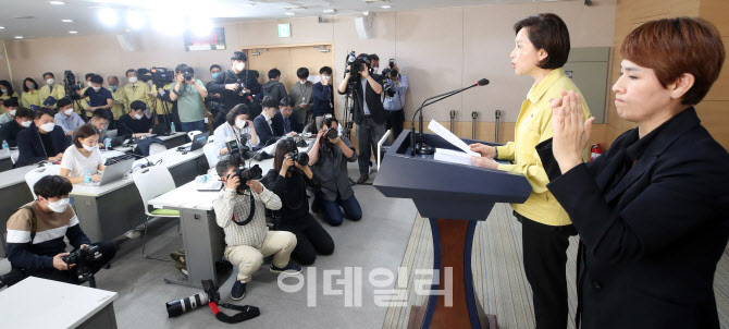 [포토]코로나19로 닫혔던 전국 초중고 등굣길 13일부터 시작