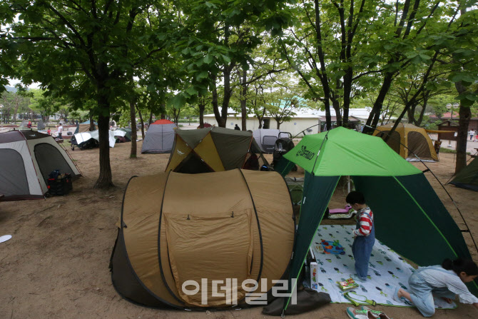 [포토]인천대공원 북적이는 캠핑 텐트