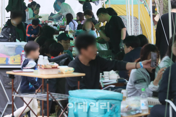 [포토]어린이날 캠핑 즐기는 시민들