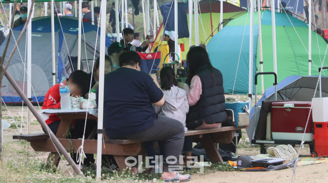 [포토]황금연휴 마지막 날 캠핑 즐기는 시민들