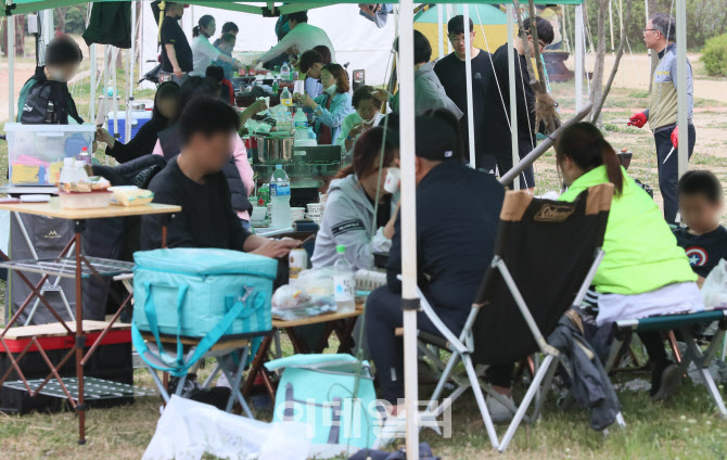 [포토]생활 속 거리두기 앞두고 캠핑 인기