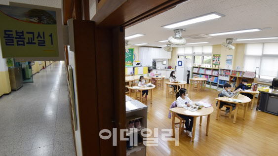 72일 만에 열리는 교문…가정돌봄 숨통, 감염우려는 여전