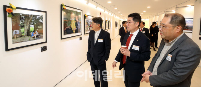 [포토]'이데일리 사진공모전 시상식' 수상작 살펴보는 내빈들