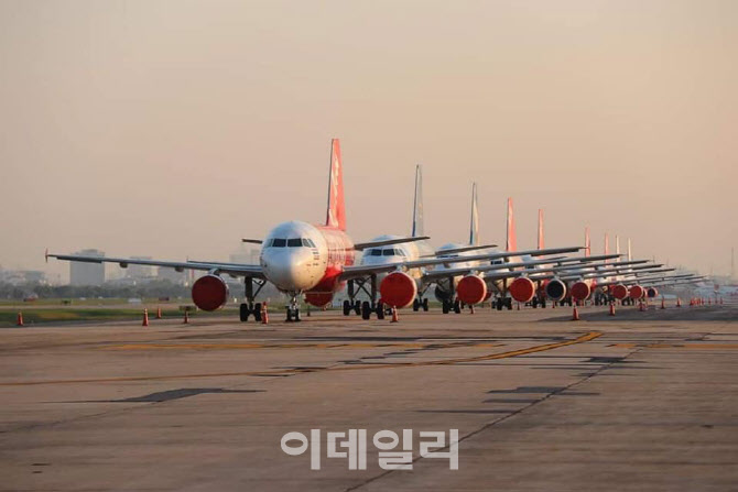 “멈춰선 비행기 날개에서 새 둥지 발견”…에어아시아 운휴 이야기 공개