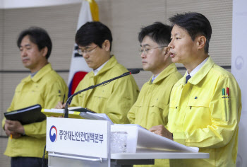 "프로 스포츠…구름떼 관객몰이 당분간 어렵다"