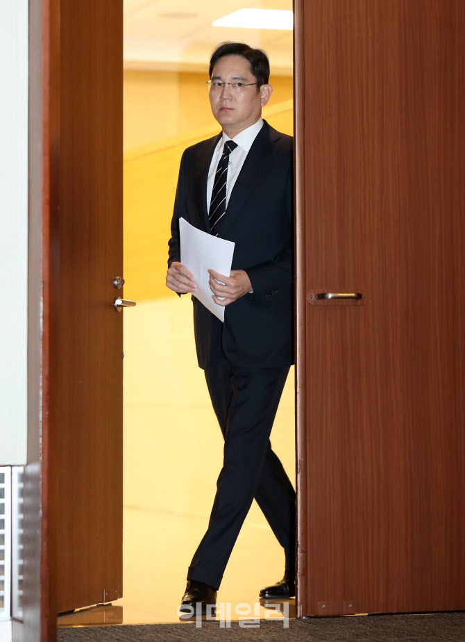 [포토]사과문 들고 입장하는 이재용 삼성전자 부회장