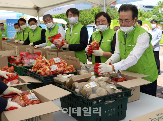 [포토] 농축산물 꾸러미 제작하는 이성희 농협회장