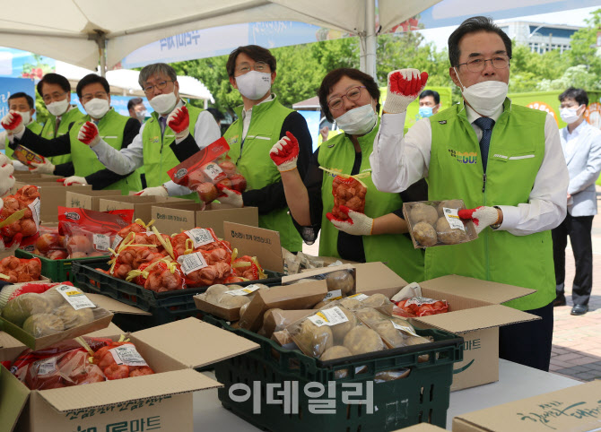 [포토] 취약계층 농축산물 꾸러미 제작