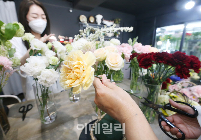 [포토]어버이날, 부모님께 드릴 카네이션 직접 만들어요