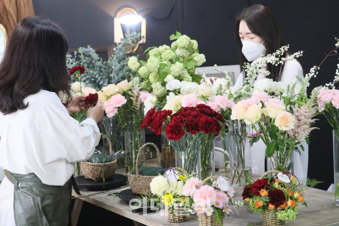 [포토]어버이날 앞두고 카네이션 원데이 클래스 인기