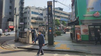 "갈 곳이 없어요"…코로나의 어버이날, 더 외로운 노인들