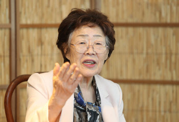 이용수 할머니 "위안부 성금은 어디에 썼나…수요집회 없애야"