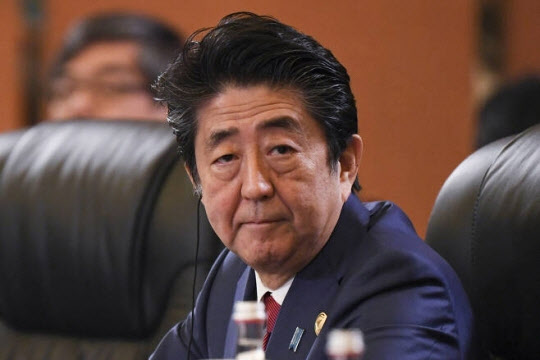 "1년 내 백신 어렵다" 아베 면전에서 돌직구 날린 노벨상 교수