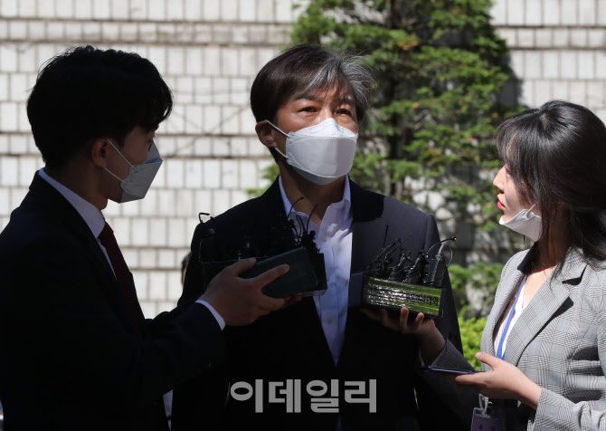[포토]조국 재판 출석, '지치지 않고 싸우겠다'