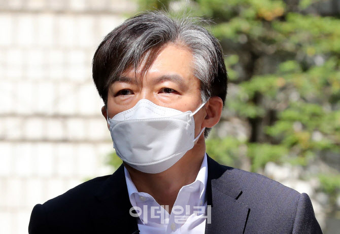 [포토]조국 전 장관 재판 출석, '지치지 않고 싸우겠다'