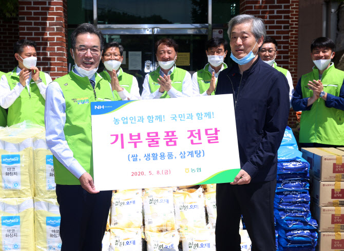 [포토] 농협, 어버이날 맞아 기부물품 전달