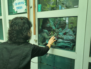 유리창 너머라도 뵐 수 있다면…애틋한 '코로나 시대 어버이날'