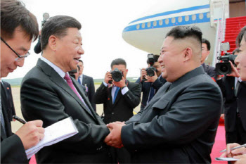 김정은, 시진핑에 친서…中 “양국 관계 지속 발전 원해”