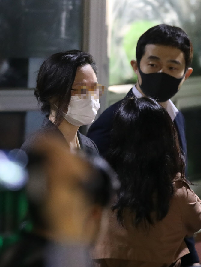 [포토] 서울구치소 정문 나서는 정경심 동양대 교수
