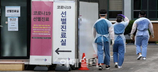 [포토]코로나 확산에 다시 분주한 의료진