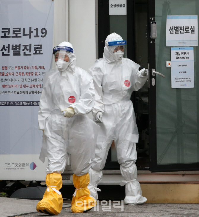 [포토]이태원클럽 확진 소식에 다시 분주해진 의료진