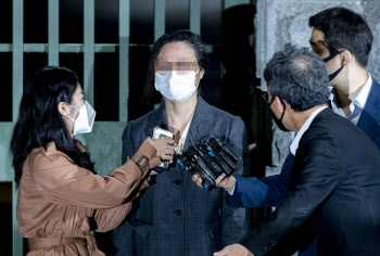 조국 첫 재판 출석·정경심 199일만 석방…법정공방 `속도전`