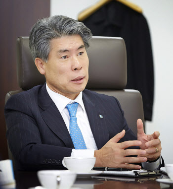 고삐 죄는 윤종원‥"코로나 충격 이제 시작, 기업銀 앞장 서라"