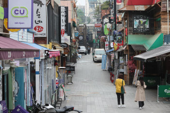 '코로나 포비아' 이태원 편의점 매출 '뚝'… 숙취해소제 판매도 줄어