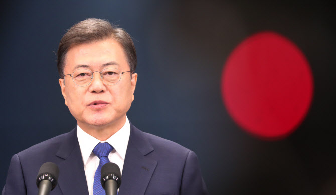 文대통령, ‘이태원 코로나’에 “신속한 접촉자 추적·확산 차단” 주문