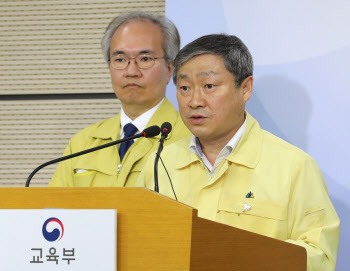 결국 등교개학 또 1주 연기…고3 대입 일정 `대혼란`