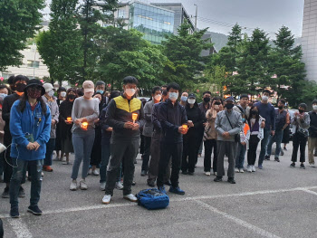 "우리가 한 번만 응원의 말을 건넸다면"…경비원 비극에 '눈물의 촛불'