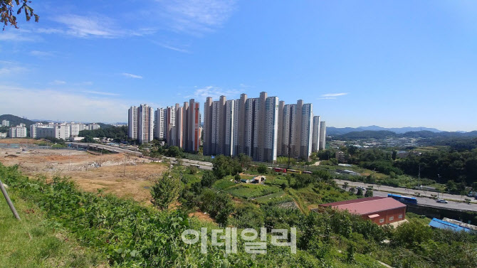 수도권 전매제한 강화…"8월까지 밀어내기 분양 쏟아진다"