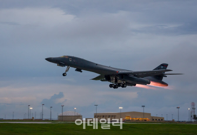 '죽음의 백조' 美 전략폭격기 B-1B 2대 한반도 인근 비행