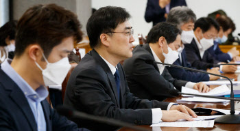 7개→2개로 압축‥왜 기안기금 지원업종 줄었나