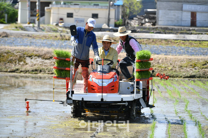 [포토]우수 '포천쌀' 생산마을에 농기계 전달하고 시연하는 박윤국 시장