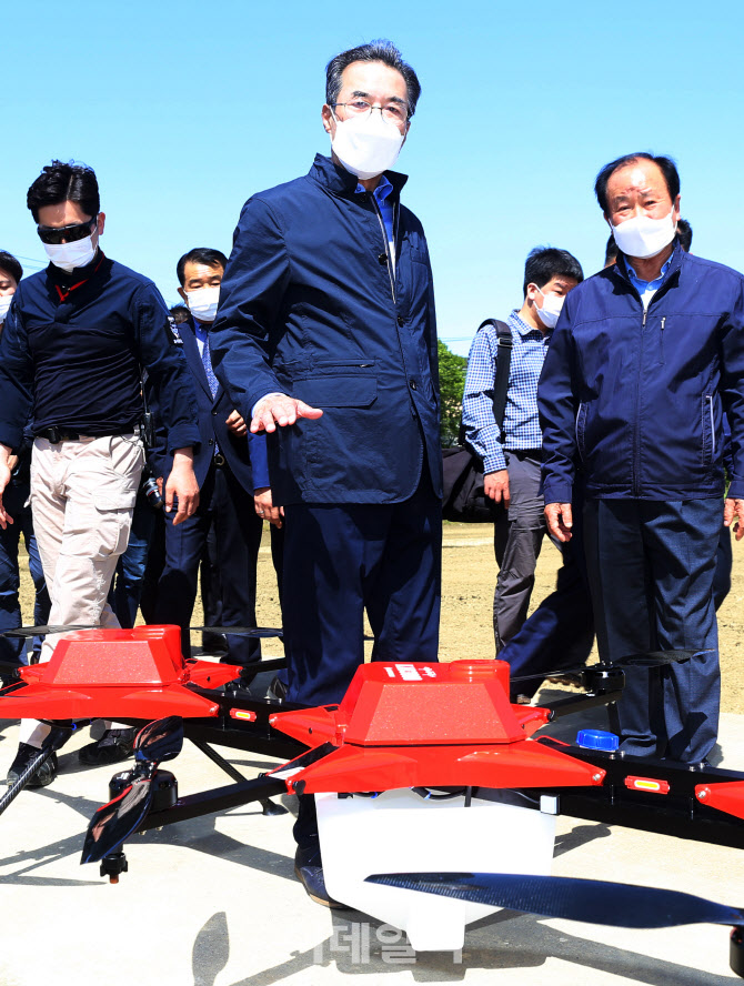 [포토] 무인드론 살펴보는 이성희 농협회장