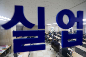 취업 줄었는데 실업자도 급감?…채용공고 사라지자 취포자 속출