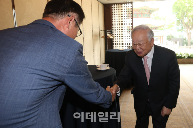 [포토]정중하게 인사하는 손경식 회장