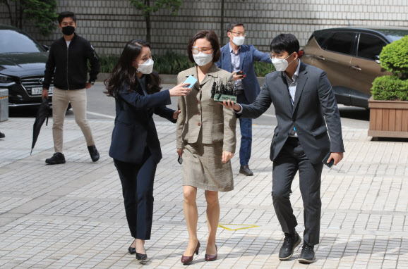 정경심 재판부, '증인 불출석' 한인섭 과태료… 서울대 인턴 '엇갈린 증언'(종합)