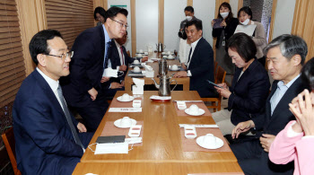 '산으로 가는' 통합당·미래한국 합당…원유철 "당대당 통합"