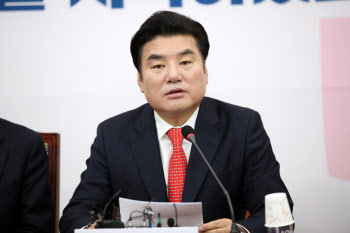 미래한국, '논란' 원유철 임기 8월 말까지…5월 통합 '불투명'