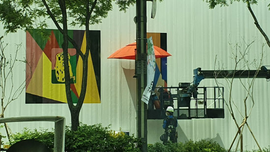 [찰칵부동산]공사장 가림막에 그림 그리는 화가