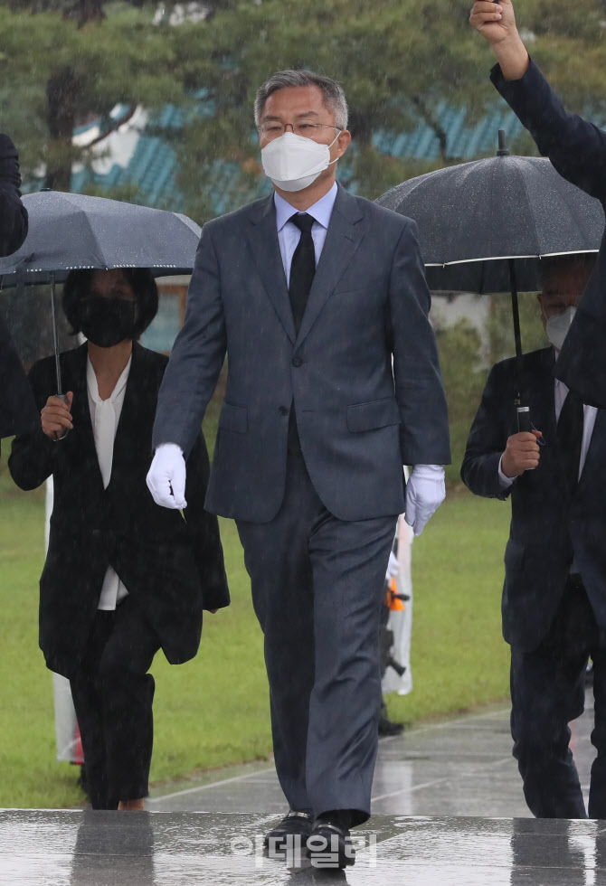 현충탑 참배 앞둔 최강욱 열린민주당 대표                                                                                                                                                           